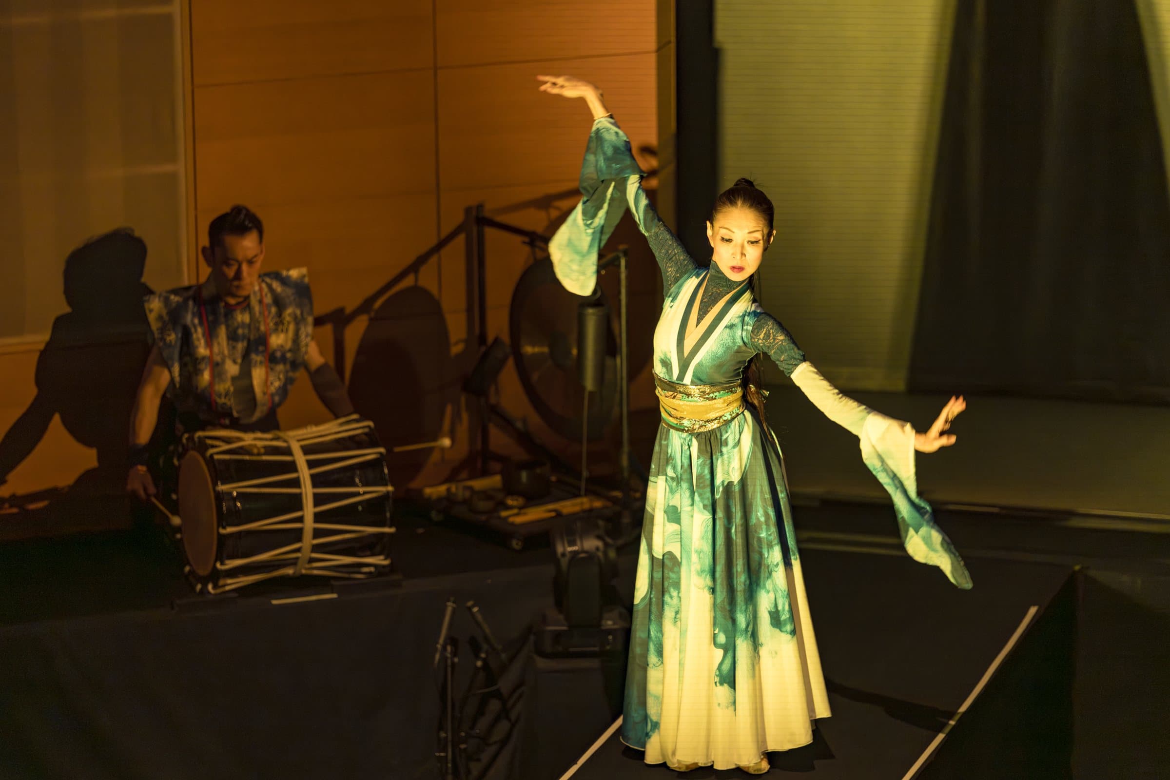 和太鼓の演奏とともに踊る針山愛美