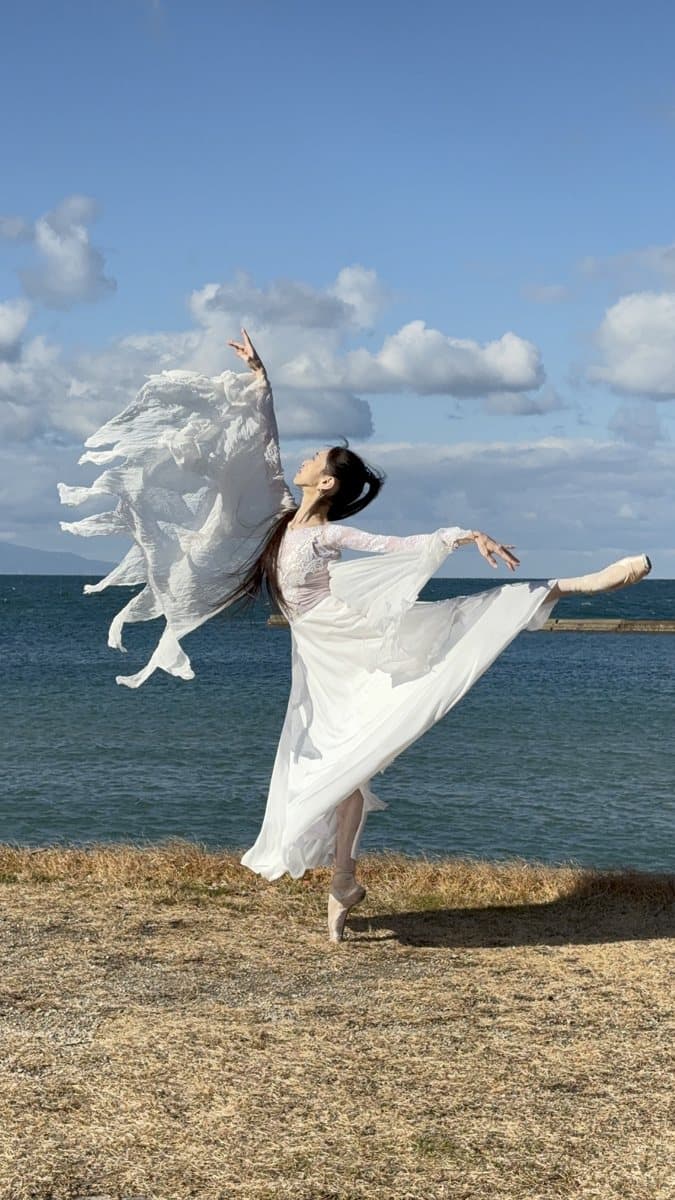 海辺で踊る針山愛美
