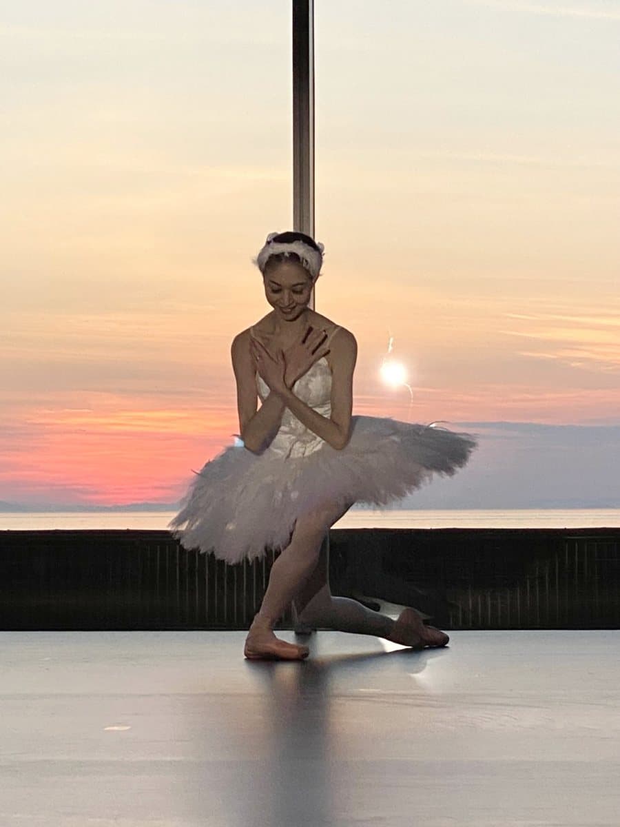 夕日を背に踊る針山愛美