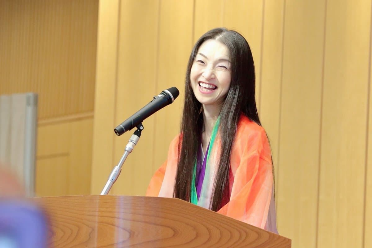 講演する針山愛美