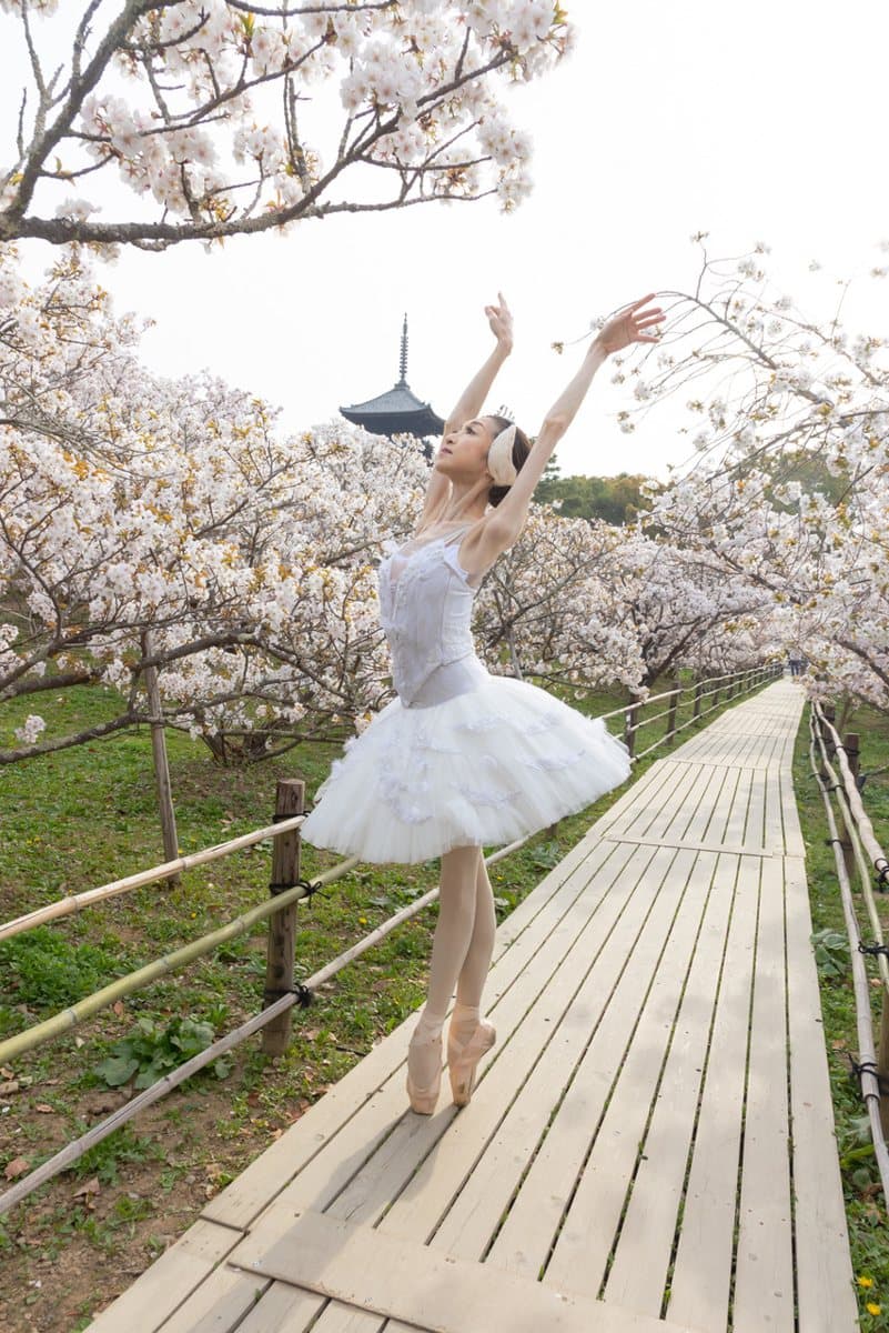 桜並木で踊る針山愛美