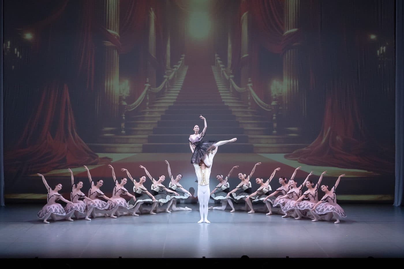 【プロデュース公演 100名がステージに】With Love from Malakhov
